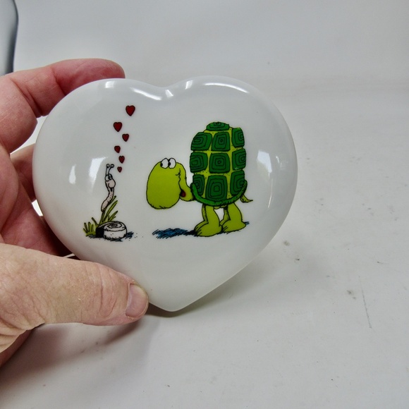 Vintage Trinket Box Porcelain Heart /Snail/Turtle/ Japan - Picture 2 of 4